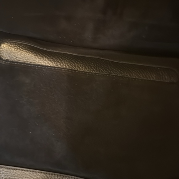 Brand New Valentino pebble finish V embossed front w/ dust cover bag - Picture 7 of 16